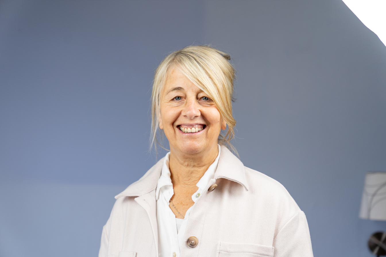 Portrait von Rike Schwartze vor taubenblauer Wand